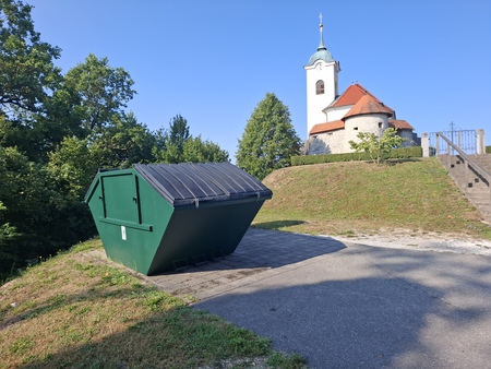 Zabojnik na pokopališču Sv.Urh