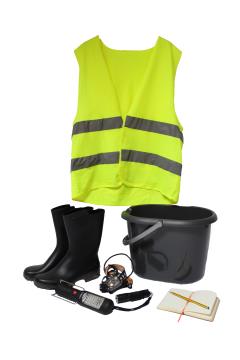 Med obvezno opremo za udeležbo na akciji prenašanja dvoživk sodijo odsevni jopič, dobra svetilka, dovolj globoko vedro ter primerna oblačila in obutev glede na vremenske razmere. Foto: Tadeja Smolej, LIFE AMPHICON